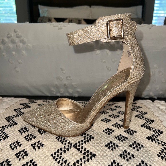 ✨GOLD HEELS✨ - Picture 2 of 5